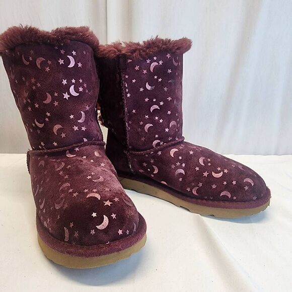 UGG Junior Bailey Bow Moon And Stars Boots Wild Grape Size 4 - Picture 2 of 13